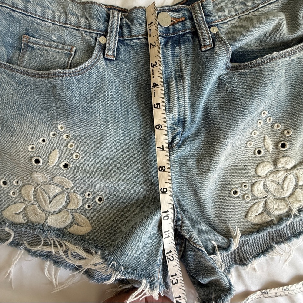 Chelsea & Violet Floral Eyelet Denim Cutoff Shorts Size 29 - Picture 7 of 9